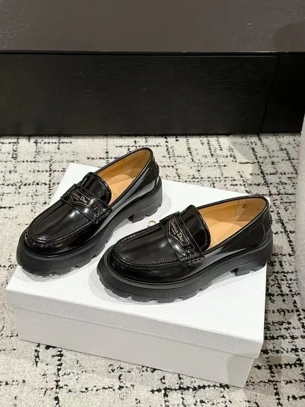 👟👟Ex-factory price 680👟👟 Dior 25/spring and summer new ultra-light loafers, new large soles and thick soles, the layout strives to create fashionable classic items, new products created at the first major show of Paris Fashion Week, the inspiration is cleverly combined with the perfect shoe shape by the D chief designer. Matched with brand buckles, it is more fashionable! Original version, perfect and exquisite workmanship!  ✔️Upper: imported open-edge beaded cowhide ✔️Inner lining: water-dyed cowhide ✔️Sole: IP foam outsole ✔️Size: #35-41 (40 41 customized items are not returnable)